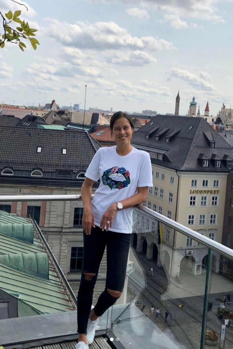 Tagsüber zeigt sich Ana Ivanovic viel lockerer in München. Sie schlüpft einfach in Shirt und Ripped Jeans.