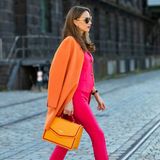 Noch kompletter wirkt das Outfit mit einem orangefarbenen Mantel - mit diesem Look von Marc Cain kann Alexandra Lapp locker den Verkehr lahm legen. 