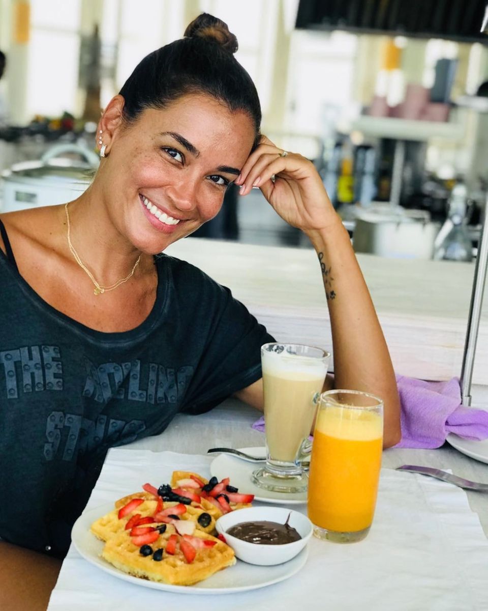 22. August 2018 Jana Ina Zarrella freut sich über ihr leckeres Frühstück: Es gibt Waffeln mit Beeren und Früchten, Schokopudding, Latte macchiato und Orangensaft. 22. August 2018 Jana Ina Zarrella freut sich über ihr leckeres Frühstück: Es gibt Waffeln mit Beeren und Früchten, Schokopudding, Latte macchiato und Orangensaft.
