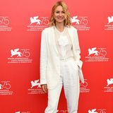 Auf dem roten Teppich bleibt Naomi Watts ihrem sommerlichen Look treu. Dieses Mal wählt sie jedoch Weiß ganz allein und greift zum edlen Anzug.