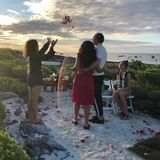 Salma Hayek und François-Henri Pinault sind zwar schon seit 2009 verheiratet und seit 2007 Eltern einer Tochter, haben aber während einer romantischen Zeremonie im Urlaub noch ein mal "Ja" gesagt. 