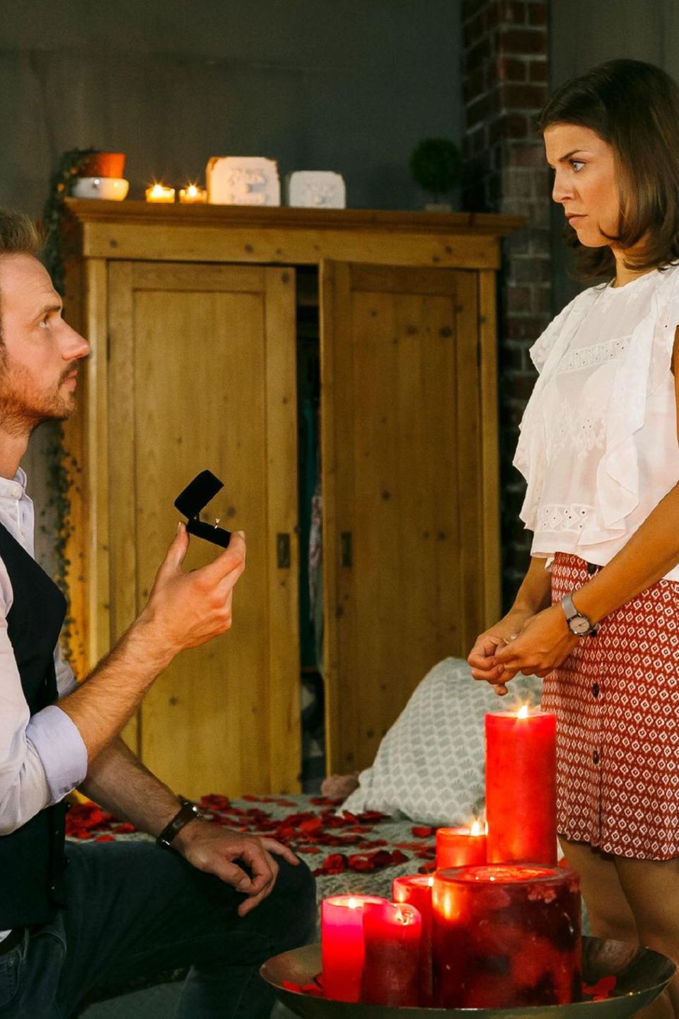 "Alles was zähl": Pauline (Maike Johanna Reuter) trifft Damian (Christian Feist) mit ihrer Reaktion auf seinen Antrag zutiefst "Alles was zähl": Pauline (Maike Johanna Reuter) trifft Damian (Christian Feist) mit ihrer Reaktion auf seinen Antrag zutiefst