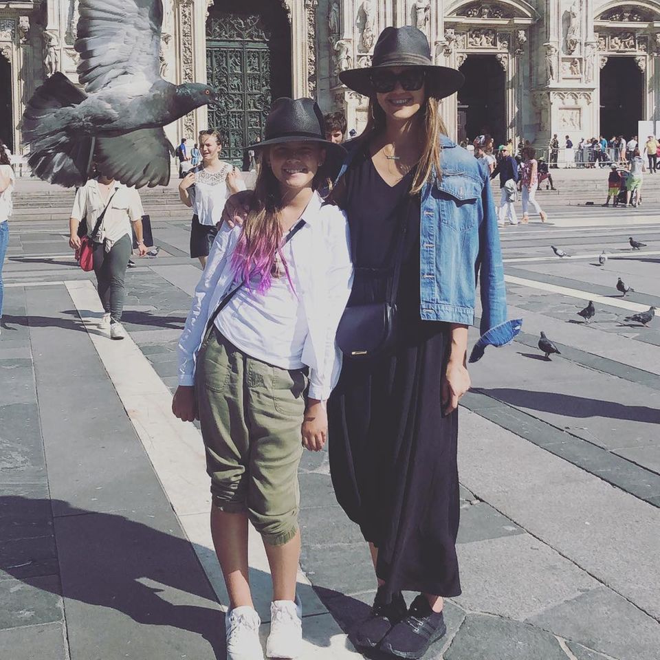 Um sich vor der prallen Sonne Italiens zu schützen, hüllen Jessica Alba und Honor Marie Warren ihre Köpfe in große, schwarze Hüte. Mutter und Tochter stimmen sich während ihres Mädelstrips in der Modemetropole einfach perfekt ab! Um sich vor der prallen Sonne Italiens zu schützen, hüllen Jessica Alba und Honor Marie Warren ihre Köpfe in große, schwarze Hüte. Mutter und Tochter stimmen sich während ihres Mädelstrips in der Modemetropole einfach perfekt ab!