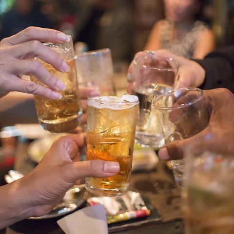 Eltern trinken an einer Bar (Symbolbild)