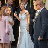 Für Joanna Krupa ist es nicht die erste Hochzeit: In einem schlichten weißen Kleid mit V-Ausschnitt und engem Rock im Meerjungfrauenschnitt gibt sie Douglas Nunes das Jawort.