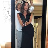 Für ein Selfie ist doch immer Zeit. Modeikone Victoria Beckham schießt ein schnelles Foto, während ihr Stylist sich um die Haare kümmert. 