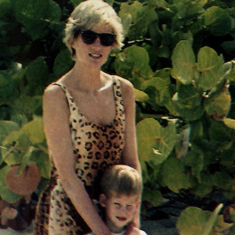 Prinzessin Diana trägt 1990 ebenfalls ein Kleid mit coolem Leo-Print. Am Strand der Bahamas zeigt sie sich mit Prinz Harry im Arm. 