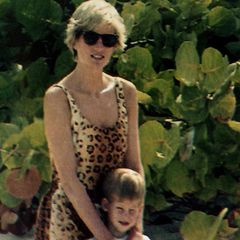 Prinzessin Diana trägt 1990 ebenfalls ein Kleid mit coolem Leo-Print. Am Strand der Bahamas zeigt sie sich mit Prinz Harry im Arm. 