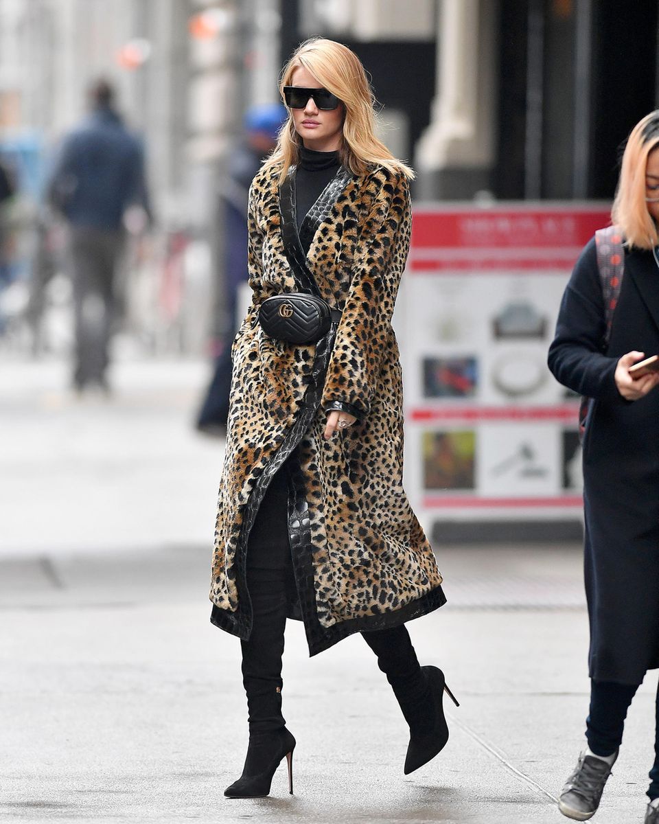 Der Leo-Trend erlebt 2018 ein echtes Revival: Ob als Mantel, wie bei Rosie Huntington-Whiteley, als Kleid oder als Badeanzug - die animalischen Prints sind aus den Kleiderschränken nicht wegzudenken. Der Leo-Trend erlebt 2018 ein echtes Revival: Ob als Mantel, wie bei Rosie Huntington-Whiteley, als Kleid oder als Badeanzug - die animalischen Prints sind aus den Kleiderschränken nicht wegzudenken.