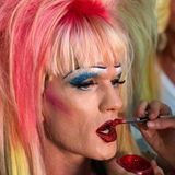 Auf seinem Instagram-Profil zeigt Neil Patrick Harris, wie er für das Dragqueen-Festival "Wigstock" mit aufwendigem Make-up und einer voluminösen Perücke von einer Maskenbildnerin zurechtgemacht wird. 
