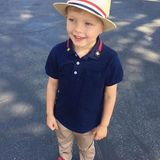 Lässig-Look XXS: Axl Jack, Sohn von Sängerin Fergie und Schauspieler Josh Duhamel weiß, wie es geht. Mit coolem Strohhut, blauem Poloshirt, beigfarbener Hose und roten Sneakern gehts auf den Weg zur Schule. 