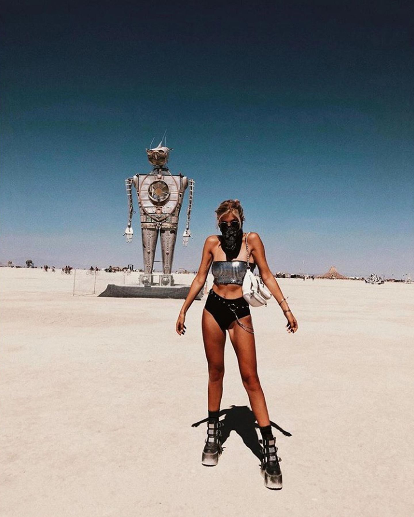 Influencerin Xenia Overdose erfreut ihre Instagram-Fans nach einer intensiven Woche mit diesem sexy "iRobot"-Style vom diesjährigen Burning Man. Mit knappem Metallic-Bandeau-Top und noch knapperer Hot-Pants zu derben Plateau-Boots liegt sie voll im Trend des Kultfestivals in der Black-Rock-Wüste in Nevada.