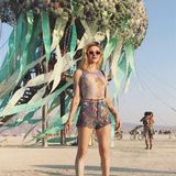 "Burning Man"-Fan Frances Bean Cobain zeigt sich tagsüber im verspielten Hot-Pants-Look ...