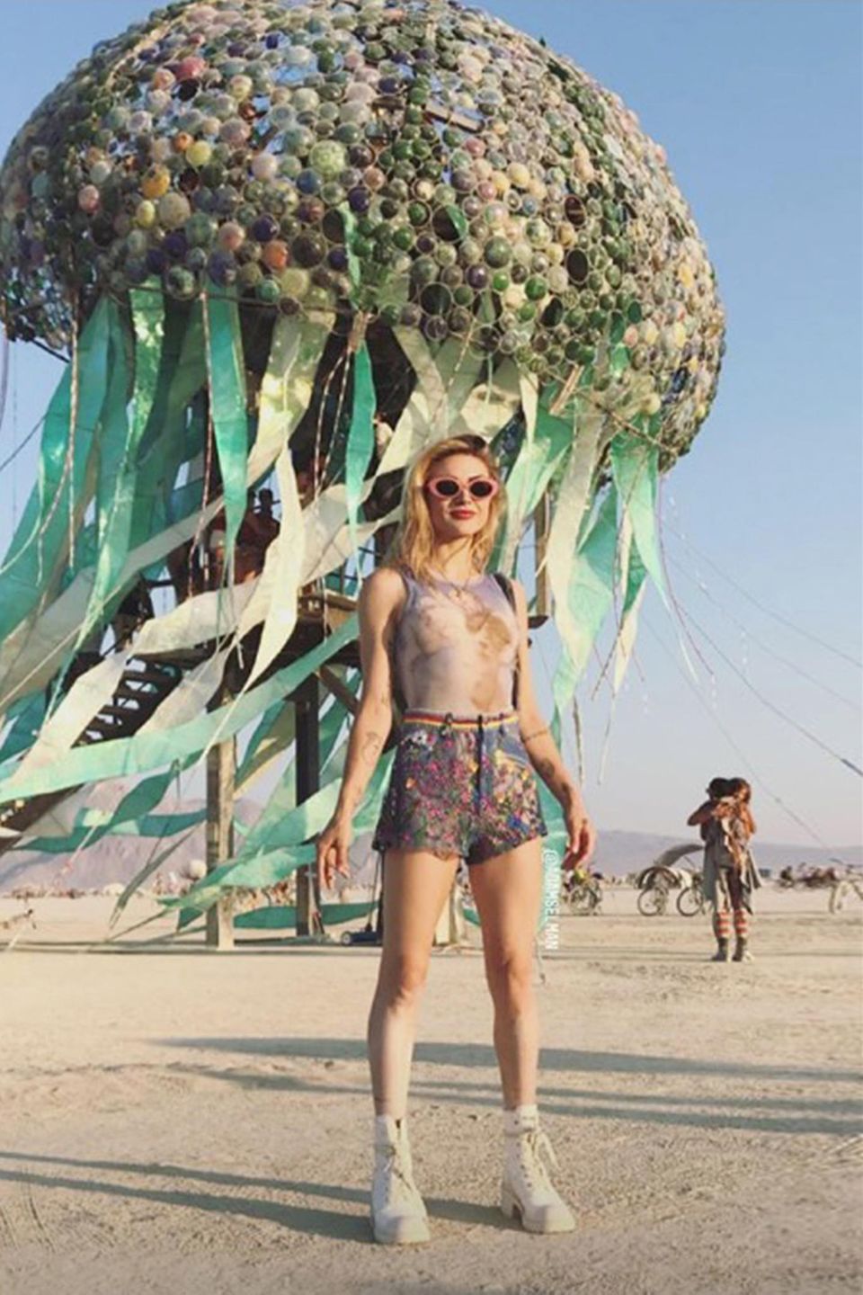 "Burning Man"-Fan Frances Bean Cobain zeigt sich tagsüber im verspielten Hot-Pants-Look ...