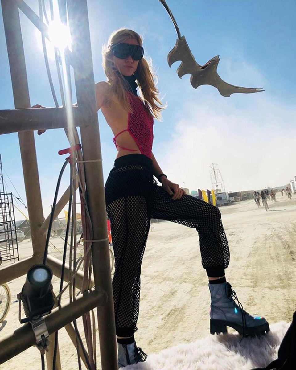 Auch "Sturm der Liebe"-Star Larissa Marolt besucht das "Burning Man"-Festival im Netzoptik-Look. Und mit der futuristischen Sonnebrille sind auch ihre Augen perfekt vor der sengenden Sonne geschützt.