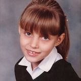 Mit rötlich-braunen Haaren und süßem Pony ist diese Model-Schönheit als Schulkind mit zarten 7 Jahren kaum zu erkennen. Ahnen Sie, wer das sein könnte?