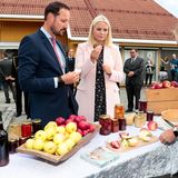 Tag 1  Und schmeckt's? Kronprinz Haakon und Mette-Marit testen die Äpfel der lokalen Obstbauern.