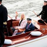 Tag 1   Kronprinz Haakon und Kronprinzessin Mette-marit bei ihrer Ankunft in der Gemeinde Svelvik. Glücklich winkt Mette-Marit den Fans zu. 