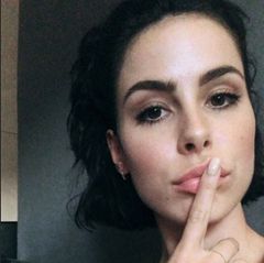 Psst! Lena weiht uns in ihr neustes Beauty-Geheimnis ein: Sie hat sich die Haare zu einem Bob schneiden lassen! Die hübsche Brünette hat uns ja bereits das ein oder andere Mal mit einer Kurzhaarfrisur überrascht, aber so kurz wie jetzt, hat Lena ihre Haare noch nie schneiden lassen. Wir finden es super und freuen uns schon auf ihren nächsten Red-Carpet-Look mit Bob!
