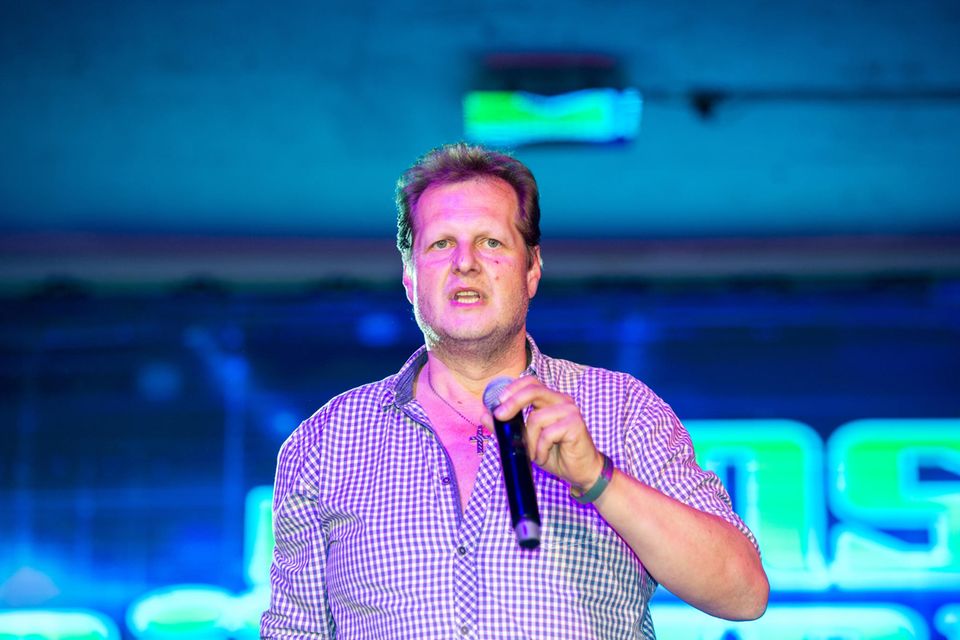 News: "Goodbye Deutschland"-Star Jens Büchner ließ während eines seiner Konzerte einen der Partygäste rauswerfen. Aber warum? "Goodbye Deutschland"-Star Jens Büchner ließ während eines seiner Konzerte einen der Partygäste rauswerfen. Aber warum?