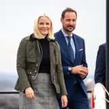 So bodenständig zeigt sich Kronprinzessin Mette-Marit selten. Zusammen mit ihrem Liebsten, Kronprinz Haakon ist sie auf Provinzreise im norwegischen Vestfold und schlüpft hierfür in für den Anlass passende Gummistiefel. Nassen Füßen hat sie so perfekt vorgebeugt!