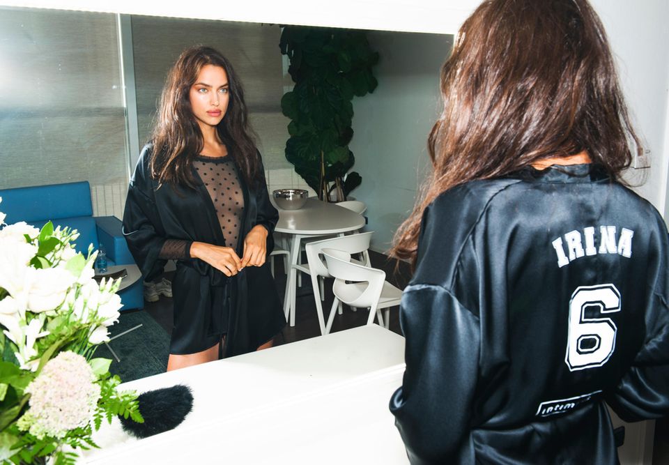 Kurzer Zeitsprung zurück: Vor der Show bereitet sich Irin Shayk in ihrer Maske vor und trägt dabei einen personalisierten Morgenmantel. Es wird gleich das erste Mal seit ihrer Babypause sein, dass sie auf den Runway zurückkehrt. Kurzer Zeitsprung zurück: Vor der Show bereitet sich Irin Shayk in ihrer Maske vor und trägt dabei einen personalisierten Morgenmantel. Es wird gleich das erste Mal seit ihrer Babypause sein, dass sie auf den Runway zurückkehrt.