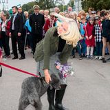 Tag 2   Prinzessin Mette-Marit ist eine wahre Tierfreundin. Bei der Provinzreise durch Vestfold begrüßt sie ein Hund von Fans. 