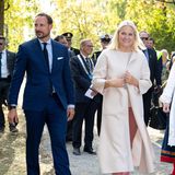 Tag 2  Bei einer Veranstaltung im Park von Nötteröy zeigt sich das Kronprinzenpaar fröhlich. Prinzessin Mette-Marit trägt ein Pastellfarbenes Outfit. 