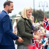 Tag 2  Bei ihrer Ankunft in Aasgaardstrand begrüßen Prinz Haakon und Prinzessin Mette-Marit die wartenden Fans. 