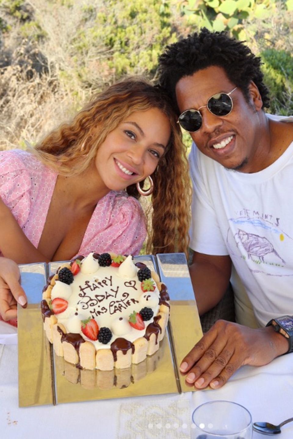 4. September 2018 Auf Sardinien feiert Beyoncé Knowles mit ihrem Mann Jay Z ihren 37. Geburtstag. Bei herrlichstem Sonnenschein gibt es eine Torte mit der Aufschrift "Happy B-Day Mrs. Carter. 4. September 2018 Auf Sardinien feiert Beyoncé Knowles mit ihrem Mann Jay Z ihren 37. Geburtstag. Bei herrlichstem Sonnenschein gibt es eine Torte mit der Aufschrift "Happy B-Day Mrs. Carter.