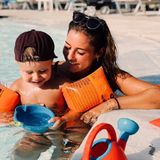 6. September 2018  Sarah Lombardi und Söhnchen Alessio genießen die Sonne im schönen Griechenland. Im Pool können die beiden so richtig relaxen. 