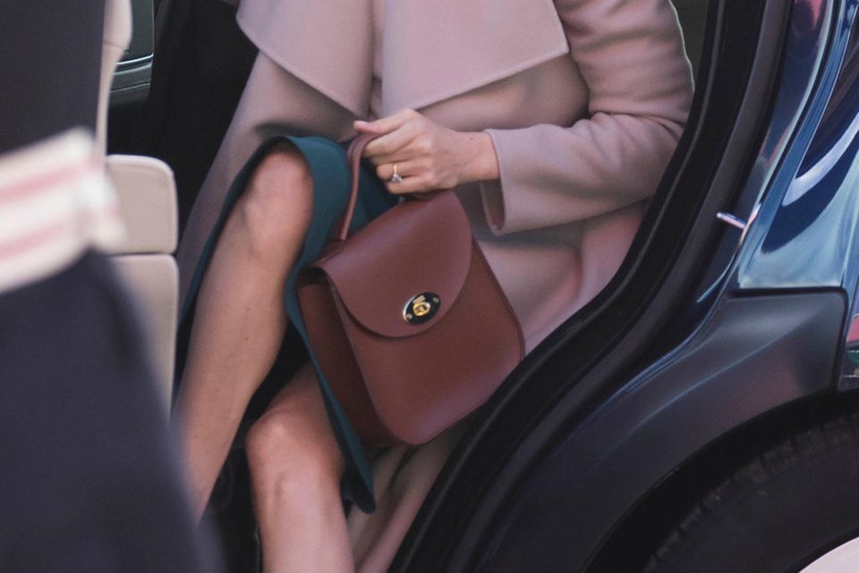 Lady Diana + Herzogin Meghan: Als Herzogin Meghan aus dem Auto steigt, hält sie ihre Tasche vor ihren Schritt. So kann ihr niemand unter den Rock gucken. Als Herzogin Meghan aus dem Auto steigt, hält sie ihre Tasche vor ihren Schritt. So kann ihr niemand unter den Rock gucken.