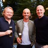 Bier schmeckt besser, wenn man es gemeinsam trinkt! So machen das Gastgeber Heiko Hager (G+J) Peter Bauer (L’Oréal) und J. Oliver Braunoeder (Lacoste).