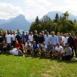 Ausgepowert, aber happy: Nach der E-Bike-Tour von Wolfskin Tech Lab gibt es bei der Aschinger Alm Lunch und natürlich ein Gruppenbild.