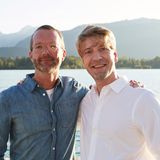 Marcus Luft (GALA & JWD) posiert mit Gastgeber Frank Vogel (G+J) vor der traumhaften Kulisse am Wolfgangsee.