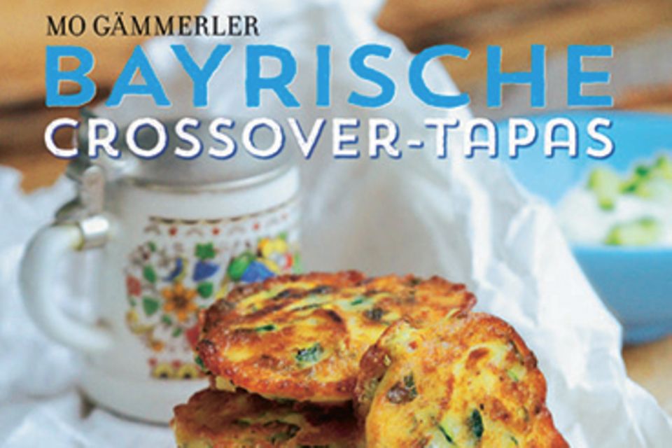 Gebackene Gaudi: Von Mini-Brathendl-Pies über Zucchini-Reiberdatschi bis hin zu Bavarian Cheesecake – die Münchner Gastronomin Mo Gämmerler kombiniert typisch bayrische Schmankerl mit originellen Tapas-Ideen aus aller Welt. ("Bayrische Crossover-Tapas", blv Verlag, 128 S., 14,99 Euro) Von Mini-Brathendl-Pies über Zucchini-Reiberdatschi bis hin zu Bavarian Cheesecake – die Münchner Gastronomin Mo Gämmerler kombiniert typisch bayrische Schmankerl mit originellen Tapas-Ideen aus aller Welt. ("Bayrische Crossover-Tapas", blv Verlag, 128 S., 14,99 Euro)