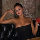 Zum Ausgehen mag es Sängerin Selena Gomez auch mal etwas freizügiger: Mit tiefsitzendem Tube-Top, einem Cocktail in der Hand und der richtigen Pose, setzt sie ihr Dekolleté gekonnt in Szene. Bleibt ihr zu wünschen, dass später auf der Tanzfläche auch noch alles an Ort und Stelle bleibt. 