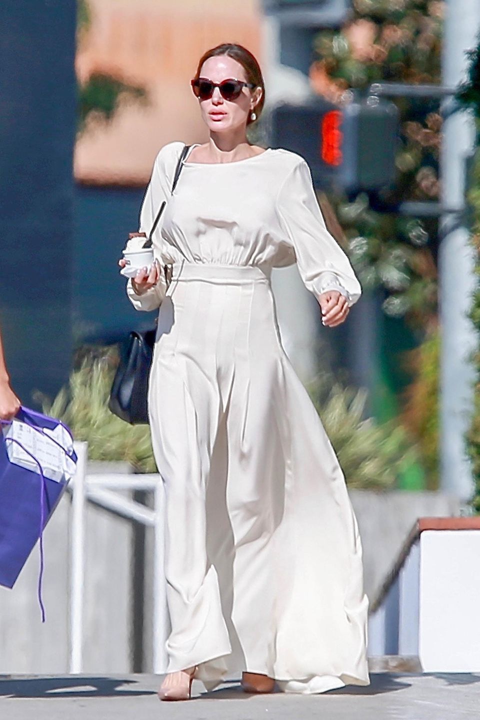 In einem weißen, wallenden Kleid schlendert Angelina Jolie durch die Straßen von Los Angeles. Das bodenlange Dress mit weiten Ärmeln betont ihre sehr schmale Silhouette besonders an der Taille. Hoffentlich landet das Eis aus ihrem Becher direkt auf den Hüften! In einem weißen, wallenden Kleid schlendert Angelina Jolie durch die Straßen von Los Angeles. Das bodenlange Dress mit weiten Ärmeln betont ihre sehr schmale Silhouette besonders an der Taille. Hoffentlich landet das Eis aus ihrem Becher direkt auf den Hüften!