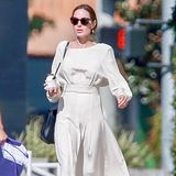 In einem weißen, wallenden Kleid schlendert Angelina Jolie durch die Straßen von Los Angeles. Das bodenlange Dress mit weiten Ärmeln betont ihre sehr schmale Silhouette besonders an der Taille. Hoffentlich landet das Eis aus ihrem Becher direkt auf den Hüften! 