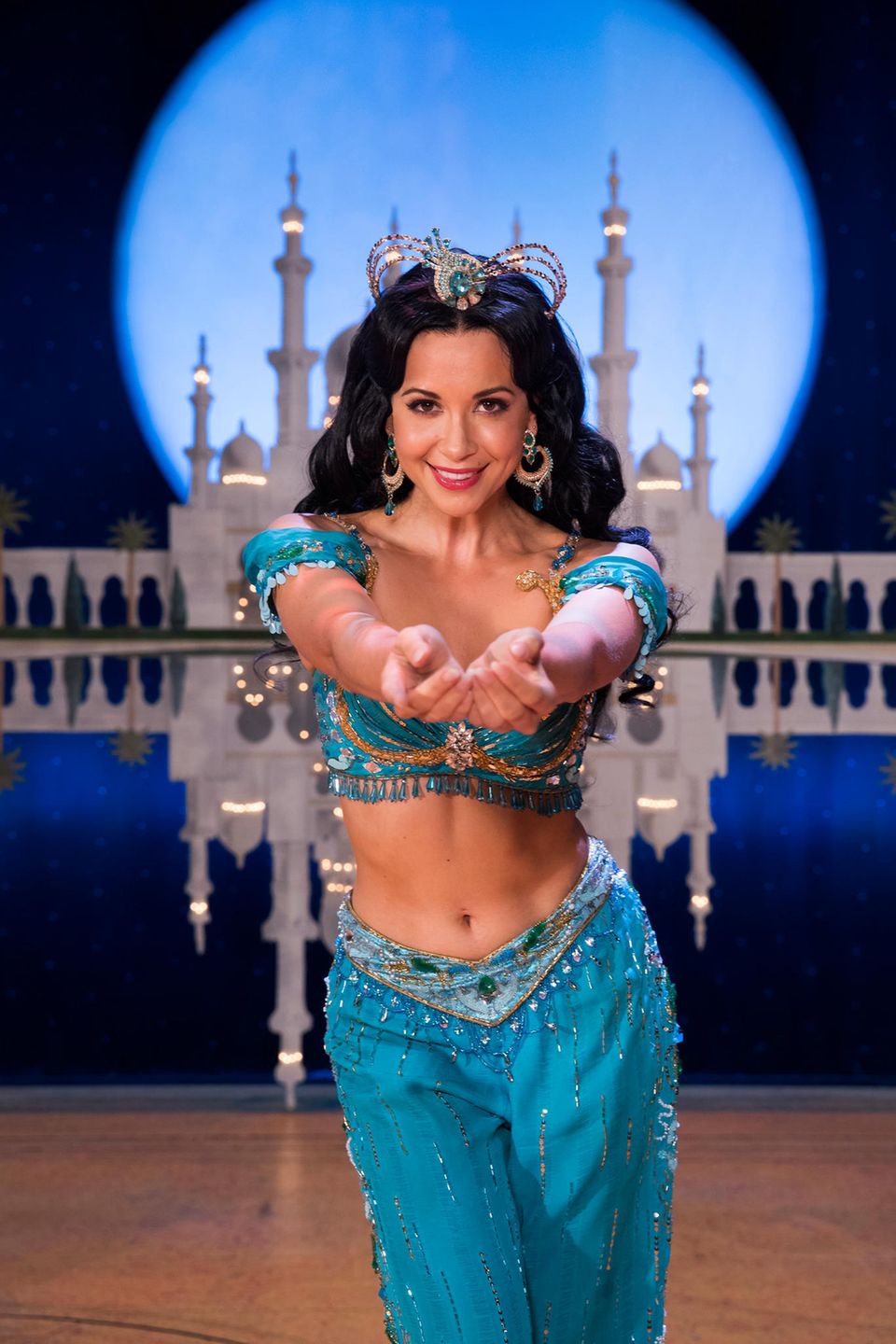 Die Sängerin Mandy Grace Capristo übernimmt ab dem 21. September für 20 Vorstellungen von Myrthes Monteiro die Rolle der Prinzessin Jasmin im Disney- Musical Aladdin im Theater Neue Flora in Hamburg.