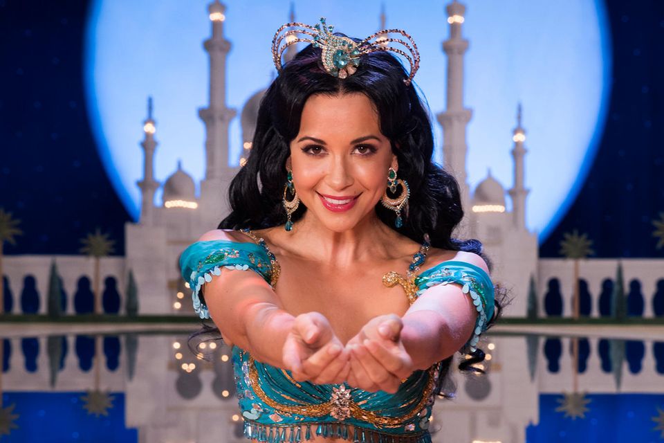 Mandy Grace Capristo: Die Sängerin Mandy Grace Capristo übernimmt ab dem 21. September für 20 Vorstellungen von Myrthes Monteiro die Rolle der Prinzessin Jasmin im Disney- Musical Aladdin im Theater Neue Flora in Hamburg. Die Sängerin Mandy Grace Capristo übernimmt ab dem 21. September für 20 Vorstellungen von Myrthes Monteiro die Rolle der Prinzessin Jasmin im Disney- Musical Aladdin im Theater Neue Flora in Hamburg.