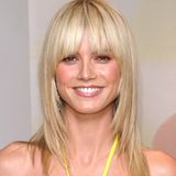 2003  Heidi Klum erstrahlt mit einem neuen, sehr hellen Blondton. Die stufige Frisur rahmt ebenfalls ihr Gesicht ein.