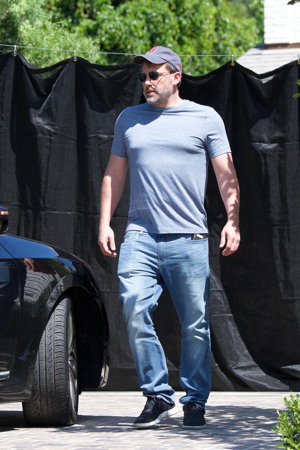 Ben Affleck vor seinem Haus, das er mit einem schwarze Vorhang schützt. Was hat er zu verbergen? Ben Affleck vor seinem Haus, das er mit einem schwarze Vorhang schützt. Was hat er zu verbergen?