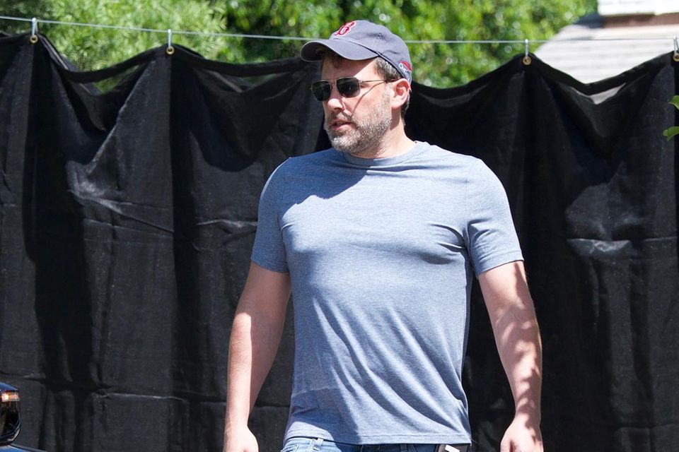 Ben Affleck + Jan Ullrich : Ben Affleck vor seinem Haus, das er mit einem schwarze Vorhang schützt. Was hat er zu verbergen? Ben Affleck vor seinem Haus, das er mit einem schwarze Vorhang schützt. Was hat er zu verbergen?