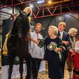 Ganz vorsichtig tastet sich Prinzessin Beatrix an den Hauptdarsteller in dem Theaterstück "Der Schimmelreiter" heran. Dem Pferd scheint es zu gefallen. 