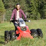 12. September 2018  Prinzessin Victoria gibt Gas. Bei ihrer Wanderung durch die Provinz von Uppland düst sie mit einem XXL Rasenmäher über die Weiden. 
