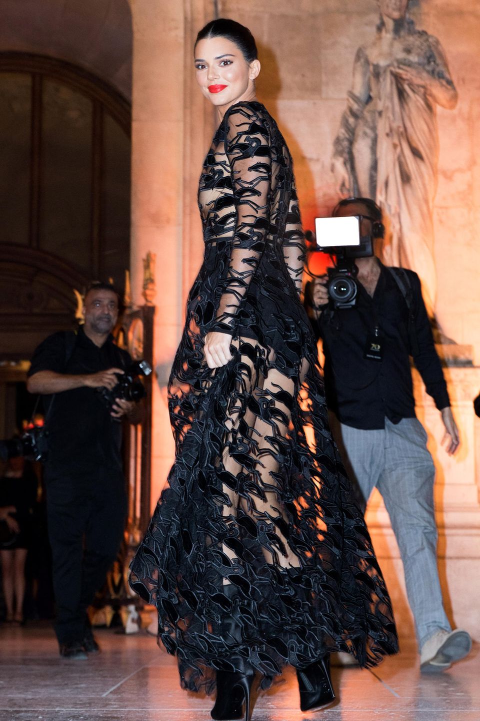 Bei den Feierlichkeiten zum 70. Jubiläum des französischen Kult-Labels Longchamp in Paris zog Kendall Jenner in diesem transparenten Abendkleid nicht ohne Grund alle Blicke auf sich ... Bei den Feierlichkeiten zum 70. Jubiläum des französischen Kult-Labels Longchamp in Paris zog Kendall Jenner in diesem transparenten Abendkleid nicht ohne Grund alle Blicke auf sich ...