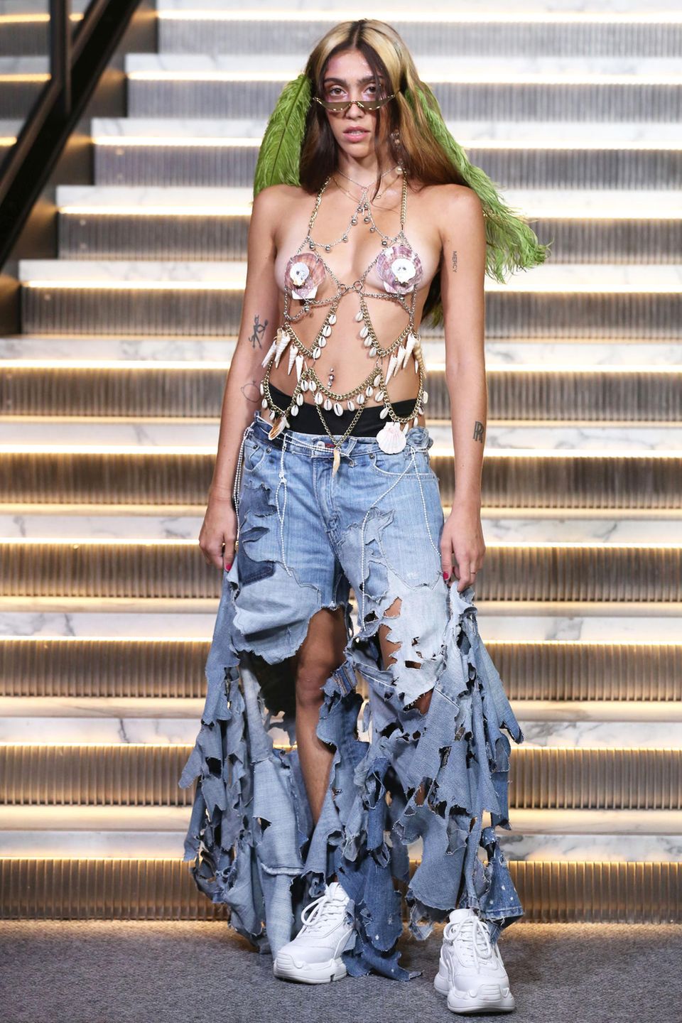 Hätten Sie Lourdes, die Tochter von Pop-Queen Madonna, auf den ersten Blick erkannt? Für eine alternative Fashion Show im Rahmen der New York Fashion Week läuft sie in diesem eher gewöhnungsbedürftigem Look über den Catwalk. Ist das Mode oder kann das weg? 