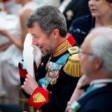 Beim Gala-Dinner anlässlich seines 50. Geburtstags kullern Kronprinz Frederik bei der Rede seiner Frau Prinzessin Mary die Tränen. Mit einem Taschentuch versucht er, den Sturzbach an Emotionen zu trocknen.