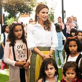 Beim Besuch eines Waisenhauses in Jordanien glänzt Königin Rania nicht nur mit ihrer liebevollen Art, sondern auch mit ihrem Look. Zu einer weißen, schlichten Buse kombiniert sie einen echten Hingucker-Rock. 